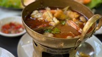 Mantan kekasih Leon Dozan ini juga sempat menikmati kuliner Thailand. Saat itu ia menikmati tom yum yang asam segar. Foto: Instagram @rinoaaurora