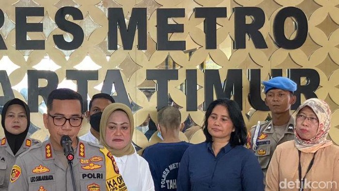 Risqi Ariskalaki (29) ditangkap polisi atas penganiayaan terhadap balita berusia 3 tahun hingga patah leher dan koma. Risqi telah ditetapkan sebagai tersangka. (Devi P/detikcom)