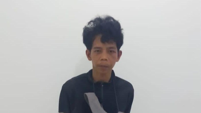 Risqi Ariskalaki (29) ditangkap polisi atas penganiayaan terhadap balita berusia 3 tahun hingga patah leher dan koma. Risqi telah ditetapkan sebagai tersangka. (Devi P/detikcom)