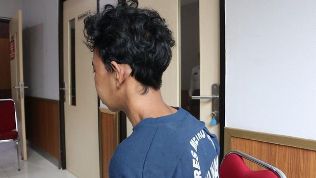 Risqi Ariskalaki (29) ditangkap polisi atas penganiayaan terhadap balita berusia 3 tahun hingga patah leher dan koma. Risqi telah ditetapkan sebagai tersangka. (dok Polres Jaktim)