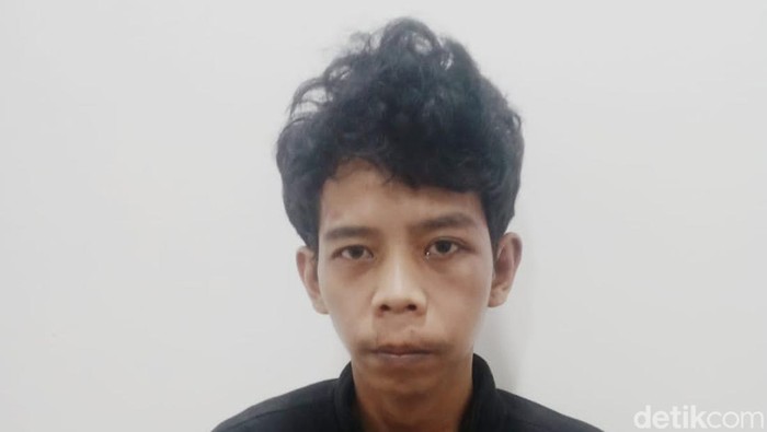 Risqi Ariskalaki (29) ditangkap polisi atas penganiayaan terhadap balita berusia 3 tahun hingga patah leher dan koma. Risqi telah ditetapkan sebagai tersangka. (Devi P/detikcom)