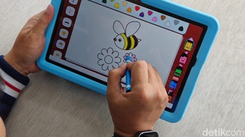 Antarmuka Samsung Kids bisa diatur, seperti menambahkan lebih banyak aplikasi yang menambah kegembiraan anak atau meningkatkan keterampilan baru yang berkaitan dengan daya pikir atau sains dan matematika. Orang tua juga bisa mengubah latar belakang aplikasi ini menurut warna favorit anak atau foto yang ada di galeri. Foto: Adi Fida Rahman/detikINET