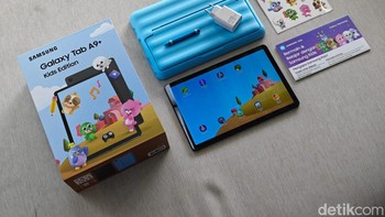 Galaxy Tab A9 punya bentangan layar 8,7 inch, varian Tab A9 Plus berukuran 11 inch. Keduanya dibekali refresh rate hingga 90Hz membuat transisi maupun scrolling layar yang lebih smooth. Samsung menjanjikan pengguna bisa merasakan pengalaman visual yang lebih luas dan cerah. Bahkan saat berada di outdoor, anak maupun anggota keluarga yang lain bisa menikmati konten-konten favorit mereka dengan jelas. Foto: Adi Fida Rahman/detikINET