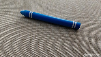 Samsung juga memberikan stylus berbentuk crayon. Foto: Adi Fida Rahman/detikINET