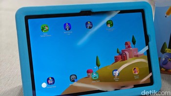 Di Samsung Kids, anak-anak bisa menggunakan fitur kamera dan akses Internet dengan lebih aman. Mereka dapat berinteraksi dengan teman-teman digitalnya, seperti melakukan misi dan mempelajari pemecahan masalah dan kemampuan berpikir kritis dengan permainan block coding bersama Crocro, belajar memasak dengan Cooki, bernyanyi dan menari dengan band musik si Lisa, atau belajar menggambar, mewarnai, melukis dan berbagai kegiatan artistik di kanvas si Bobby. Foto: Adi Fida Rahman/detikINET