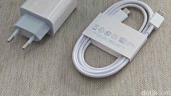 Samsung memberikan adaptor charger dan kabel USB-C. Foto: Adi Fida Rahman/detikINET