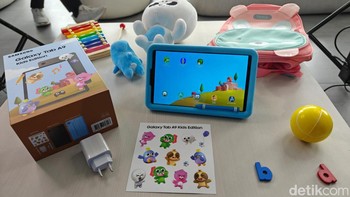 Galaxy Tab A9 ditenagai chipset MediaTek Helio G99, kalau Tab A9 Plus disokong Snapdragon 695. Samsung memasang RAM hingga 8 GB dan memori internal sebesar 128 GB yang dapat diperluas hingga 1 TB menggunakan microSD. Baterai berkapasitas 5.100 mAh terpasang di Galaxy Tab A9. Sedangkan Galaxy Tab A9 Plus dibekali baterai 7.040 mAh. Foto: Adi Fida Rahman/detikINET