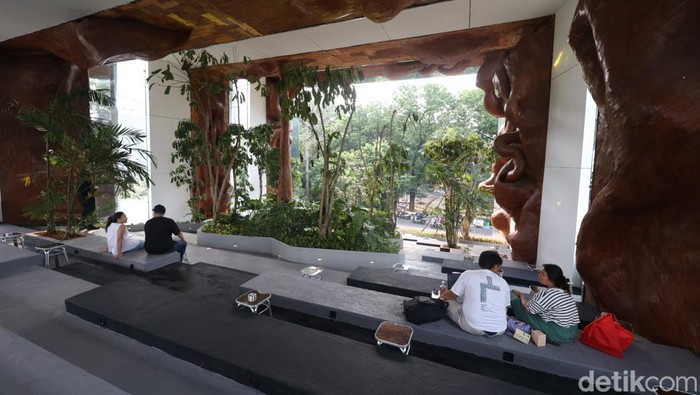Sensasi Ngopi di Tengah Hutan, Tanatap Coffee Matraman Suasana hijau dan tenang langsung terasa saat anda memasuki coffee shop Tanatap Coffee Matraman yang terletak di kawasan Matraman, Jakarta Pusat, Selasa (12/12/2023). Tanatap Coffee Matraman akan mulai dibuka untuk umum pada Rabu (13/12) esok.