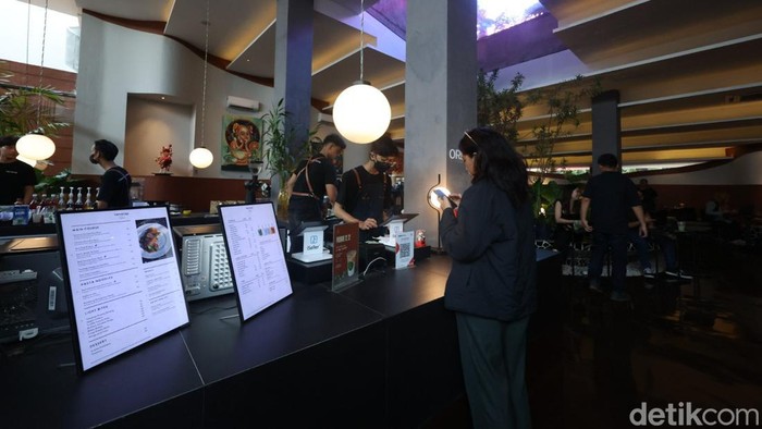 Sensasi Ngopi di Tengah Hutan, Tanatap Coffee Matraman Suasana hijau dan tenang langsung terasa saat anda memasuki coffee shop Tanatap Coffee Matraman yang terletak di kawasan Matraman, Jakarta Pusat, Selasa (12/12/2023). Tanatap Coffee Matraman akan mulai dibuka untuk umum pada Rabu (13/12) esok.