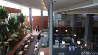 Suasana di lantai atas tempat ini serasa membawa kita berada di hutan.