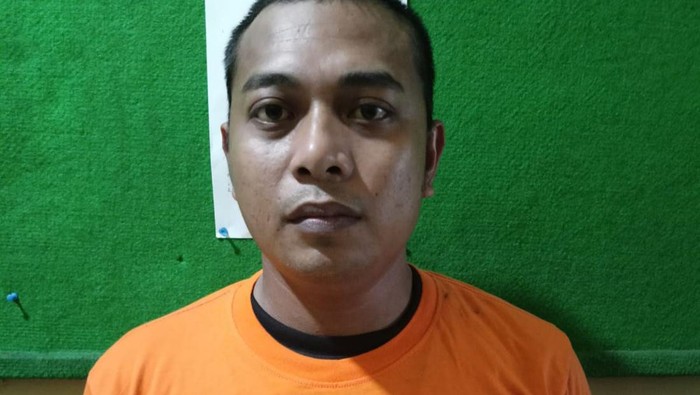 Seorang pria ditangkap polisi saat berada di warung daerah Jalan T Amir Hamzah, Kota Binjai, karena melakukan penyalahgunaan BBM bersubsidi jenis solar. (Dok Polres Binjai).