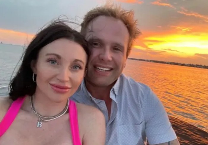 Seorang wanita mengalami serangan jantung saat suaminya yang ahli bedah plastik mengoperasinya