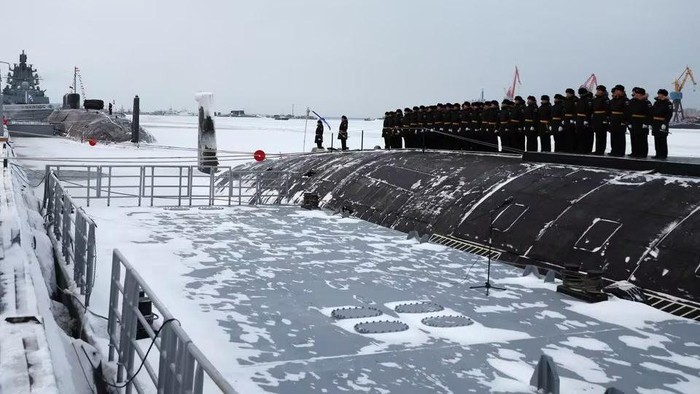 Sailors attend a flag-raising ceremony on the nuclear-powered submarines Emperor Alexander the Third and Krasnoyarsk at the naval base in the northern city of Severodvinsk, Russia, December 11, 2023. Sputnik/Mikhail Klimentyev/Kremlin via REUTERS Acquire Licensing Rights