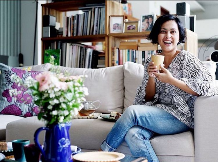 Serunya Sarah Sechan Saat Kulineran di Singapura, Cicip Kopi hingga Sate