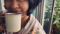 Menetap di Singapura sejak beberapa tahun lalu, Sarah kini lebih disibukkan mengurus keluarga dan putranya. Ia juga sering unggah foto ngopi di rumahnya. Foto: Instagram: @sarsehshoku