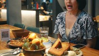 Dirinya mampir ke salah satu restoran ternama di Singapura yang menyajikan menu seafood hingga desert. Foto: Instagram: @sarsehshoku