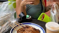 Sudah afal seluk beluk Singapura, rupanya Sarah palin suka jalan kaki sambil kulineran. Menu pilihannya ada sate hingga kopi. Foto: Instagram: @sarsehshoku