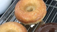 Selain jadi presenter yang handal, Sarah punya hobi baking atau buat kue. Seperti donat cantik buatannya ini. Foto: Instagram: @sarsehshoku