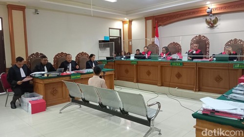 Mahasiswi Unud bersaksi dalam sidang dengan terdakawa eks rektor Antara, di PN Tipikor, Selasa (12/12/2023).