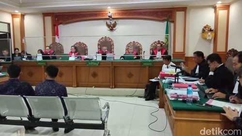 Sub Branch Manager Office BNI di Unud Ida Bagus Sonny Suryawijaya (kiri) bersaksi di PN Tipikor, Selasa (12/12/2023). (Aryo Mahendro/detikBali)