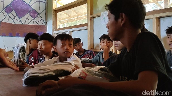Siswa SMP IT Pancuh Tilu dapat bantuan sepatu