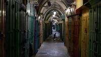 Seorang anak bermain sepeda di gang yang sepi di  Kota Tua Yerusalem, Palestina.  