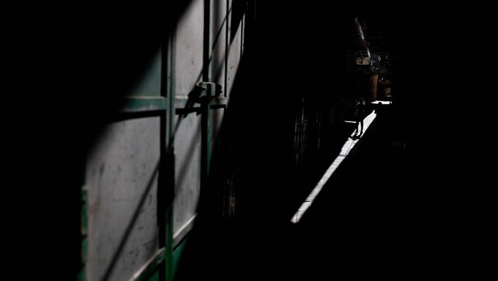 Solidaritas untuk Gaza, Pedagang di Kota Tua Yerusalem Tutup Toko A person walks near closed shops during a strike in support of Gaza, amid the ongoing conflict between Israel and the Palestinian Islamist group Hamas, in Jerusalem's Old City, December 11, 2023. REUTERS/Ammar Awad