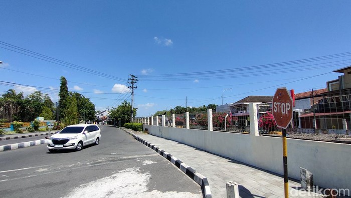 Suasana eks pintu perlintasan kereta api teteg wetan di Wates, Kulon Progo, Selasa (12/12/2023)