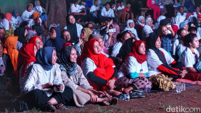 Suasana nobar debat capres pendukung Ganjar-Mahfud di Baleendah