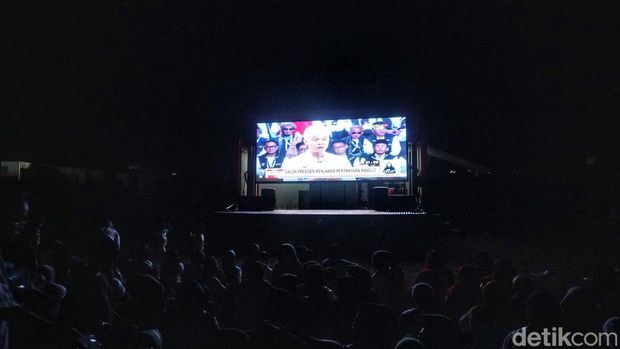 Suasana nobar debat capres pendukung Ganjar-Mahfud di Baleendah