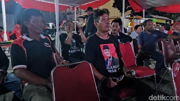 Suasana nonton bareng debat perdana capres di Kantor DPD PDI Perjuangan (PDIP) Jateng, Kota Semarang, Selasa (12/12/2023).