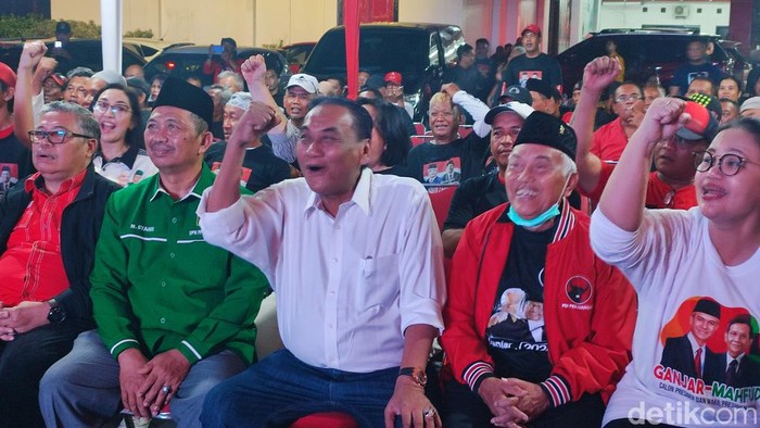 Suasana nonton bareng debat perdana capres di Kantor DPD PDI Perjuangan (PDIP) Jateng, Kota Semarang, Selasa (12/12/2023).