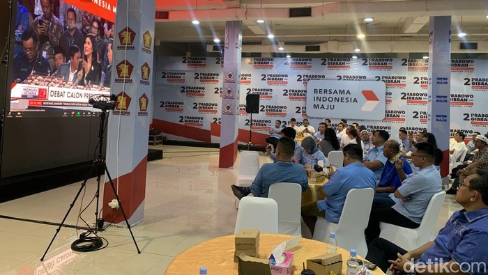 Suasana nonton bareng (nobar) debat  Capres-Cawapres 2024 di Rumah Pemenangan Prabowo-Gibran Sumut di Medan. (Foto: Kartika Sari/detikSumut).