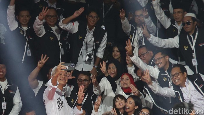 Swafoto jadi Penutup Debat Perdana Pilpres 2024 Tiga pasangan calon presiden dan wakil presiden, Anies Baswedan-Muhaimin Iskandar, Prabowo Subianto-Gibran Rakabuming Raka serta Ganjar Pranowo-Mahfud MD berjabat tangan dan berfoto bersama usai mengikut debat Capres di Kantor KPU, Jakarta Pusat, selasa (12/12/2023).