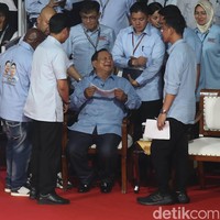 Semasa Prabowo berkampanye di Pilpres 2024, Mayor Teddy ikut berseragam biru sebagai bentuk dukungan. (Foto: Pradita Utama)