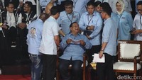 Prabowo dan Gibran nampak bersenda gurau usai debat bersama tim pemenangan.