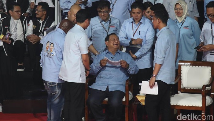 Tiga pasangan calon presiden dan wakil presiden, Anies Baswedan-Muhaimin Iskandar, Prabowo Subianto-Gibran Rakabuming Raka serta Ganjar Pranowo-Mahfud MD  berjabat tangan dan berfoto bersama usai mengikut debat Capres di Kantor KPU, Jakarta Pusat, selasa (12/12/2023).