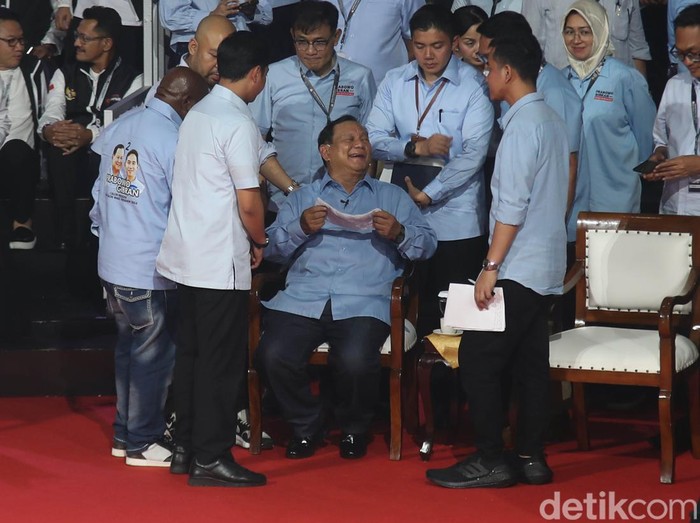 Tiga pasangan calon presiden dan wakil presiden, Anies Baswedan-Muhaimin Iskandar, Prabowo Subianto-Gibran Rakabuming Raka serta Ganjar Pranowo-Mahfud MD  berjabat tangan dan berfoto bersama usai mengikut debat Capres di Kantor KPU, Jakarta Pusat, selasa (12/12/2023).