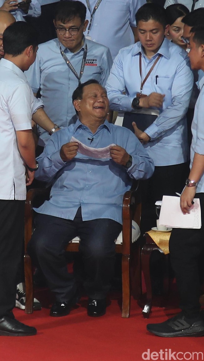 Semasa Prabowo berkampanye di Pilpres 2024, Mayor Teddy ikut berseragam biru sebagai bentuk dukungan. (Foto: Pradita Utama)