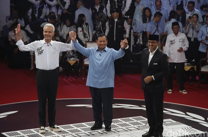 Tiga pasangan calon presiden dan wakil presiden, Anies Baswedan-Muhaimin Iskandar, Prabowo Subianto-Gibran Rakabuming Raka serta Ganjar Pranowo-Mahfud MD  berjabat tangan dan berfoto bersama usai mengikut debat Capres di Kantor KPU, Jakarta Pusat, selasa (12/12/2023).