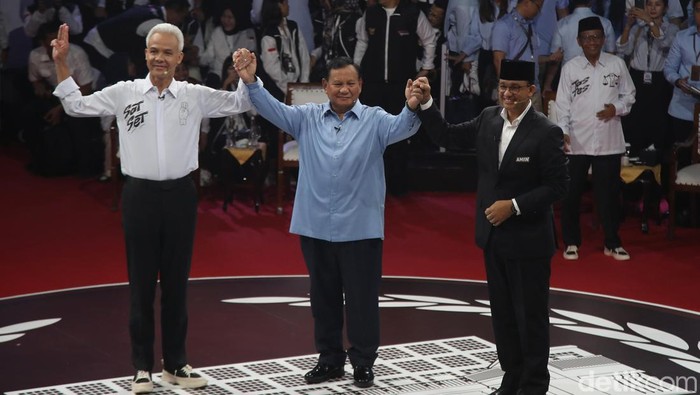 Tiga pasangan calon presiden dan wakil presiden, Anies Baswedan-Muhaimin Iskandar, Prabowo Subianto-Gibran Rakabuming Raka serta Ganjar Pranowo-Mahfud MD  berjabat tangan dan berfoto bersama usai mengikut debat Capres di Kantor KPU, Jakarta Pusat, selasa (12/12/2023).