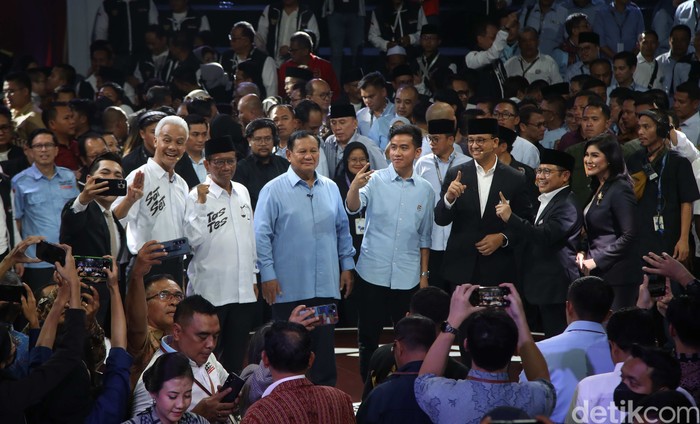 Tiga pasangan calon presiden dan wakil presiden, Anies Baswedan-Muhaimin Iskandar, Prabowo Subianto-Gibran Rakabuming Raka serta Ganjar Pranowo-Mahfud MD  berjabat tangan dan berfoto bersama usai mengikut debat Capres di Kantor KPU, Jakarta Pusat, selasa (12/12/2023).