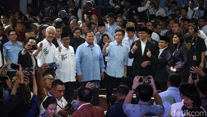 Tiga pasangan calon presiden dan wakil presiden, Anies Baswedan-Muhaimin Iskandar, Prabowo Subianto-Gibran Rakabuming Raka serta Ganjar Pranowo-Mahfud MD  berjabat tangan dan berfoto bersama usai mengikut debat Capres di Kantor KPU, Jakarta Pusat, selasa (12/12/2023).