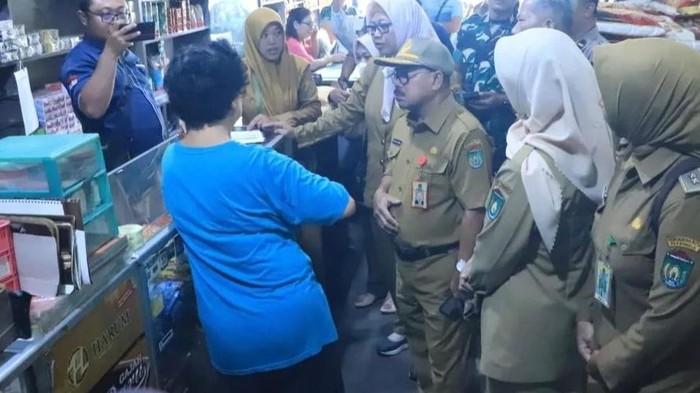 Tim satgas Prabumulih mengecek harga pangan di pasar tradisional.