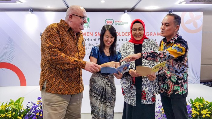 Musim Mas sebagai perusahaan kelapa sawit terintegrasi terbesar di dunia mengembangkan program pemberdayaan petani swadaya khususnya petani wanita dan istri petani melalui pelatihan nutrisi, literasi keuangan dan UMKM untuk meningkatkan kesejahteraan para petani sawit.
