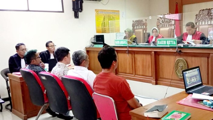 Majelis hakim Pengadilan Negeri Klaten memeriksa saksi kasus Turah.
