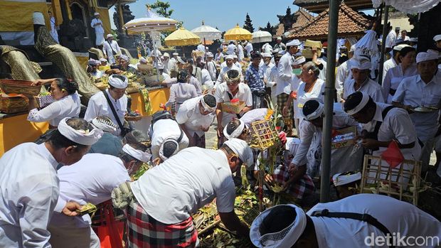 Upacara Bumi Sudha umat Hindu Bali di Pura Watu Klotok, Klungkung.