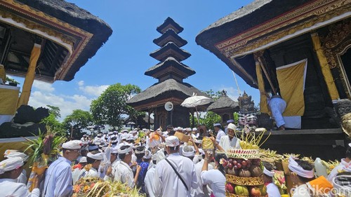 Upacara Bumi Sudha umat Hindu Bali di Pura Watu Klotok, Klungkung.