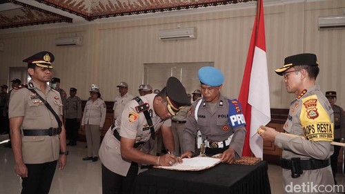 Upacara serah terima jabatan para pejabat utama Polresta Denpasar yang diganti.