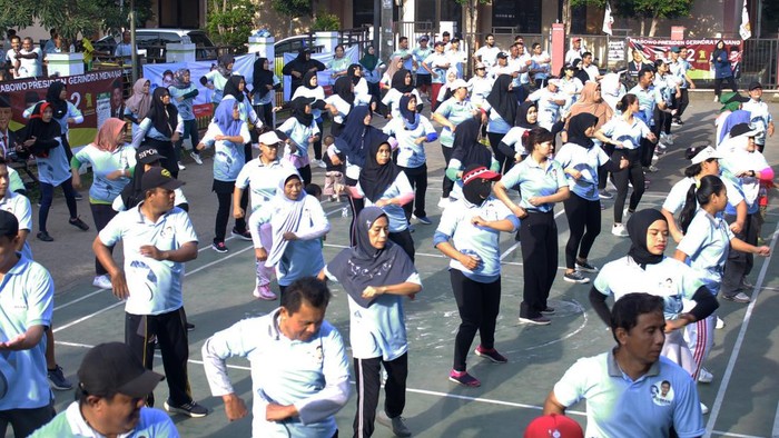 Upaya Mencegah Stunting lewat Senam Sehat Dalam rangka mencegah stunting pada bayi. Gibran Center menggelar kegiatan senam sehat dan membagikan vitamin C untuk mencegah stunting pada bayi.
